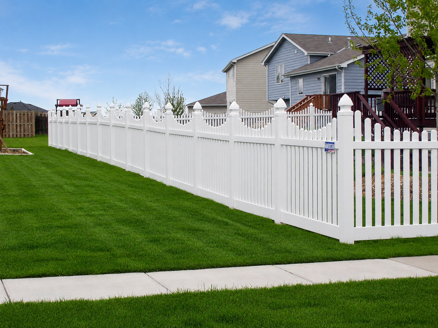 [PRICE PER FOOT] 4' Tall Underscallop AFC-97 Vinyl Fence